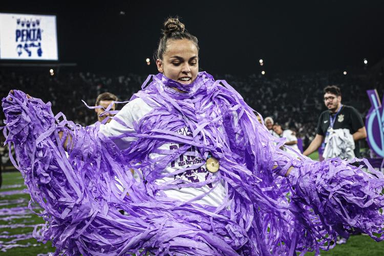 Gabi Portilho adotou o apelido "Fitilho" pela forma inusitada de comemorar os títulos com papel picado