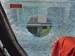 Ônibus com atleticanos é atacado; torcedores do River Plate imitam macaco