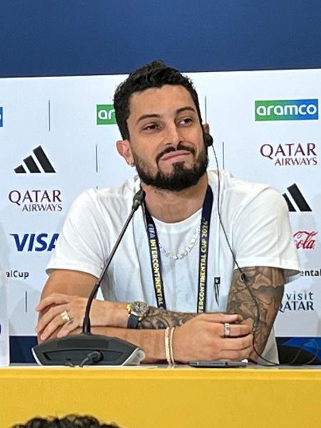 Alex Telles concedeu entrevista coletiva em Doha antes da estreia do Botafogo no Intercontinental