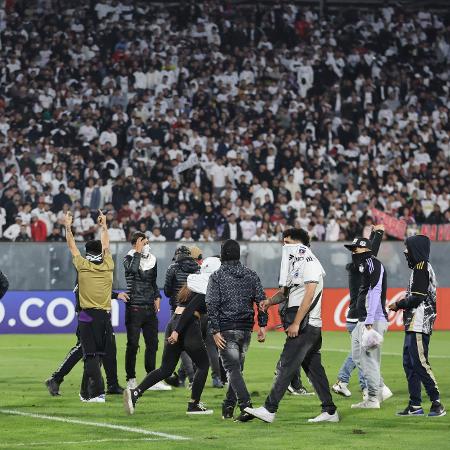 Torcedores do Colo Colo invadem o gramado e forçam a paralisação do jogo contra o Fortaleza pela Copa Libertadores 2025 Torcedores do Colo Colo invadem o gramado e forçam a paralisação do jogo contra o Fortaleza pela Copa Libertadores 2025