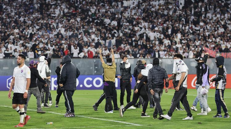 Torcedores forçaram paralisação de Colo-Colo x Fortaleza Torcedores forçaram paralisação de Colo-Colo x Fortaleza