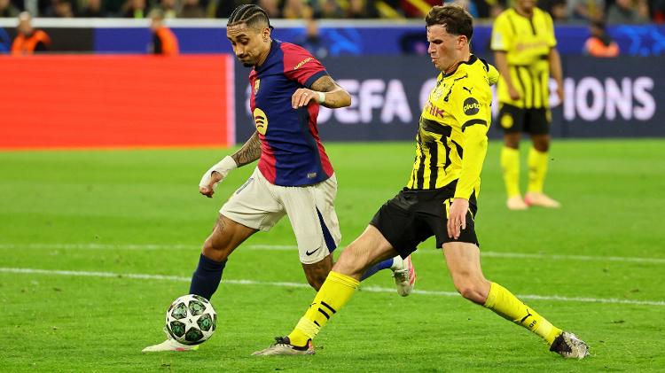 Raphinha em ação durante jogo entre Borussia Dortmund e Barcelona na Champions Raphinha em ação durante jogo entre Borussia Dortmund e Barcelona na Champions