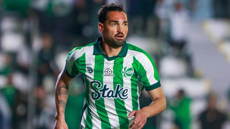 Gilberto comemora gol marcado pelo Juventude contra o Sport no Brasileirão Gilberto comemora gol marcado pelo Juventude contra o Sport no Brasileirão
