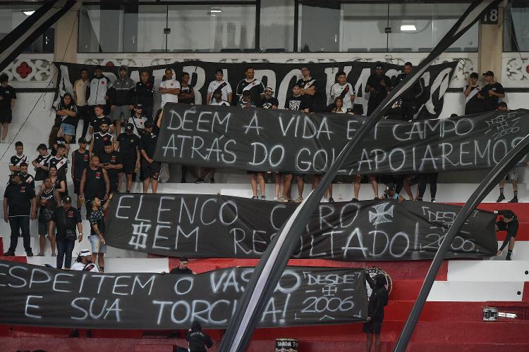 Torcida do Vasco leva faixas de protesto para o jogo contra o Grêmio