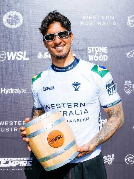 Gabriel Medina com troféu de segundo lugar em Margaret