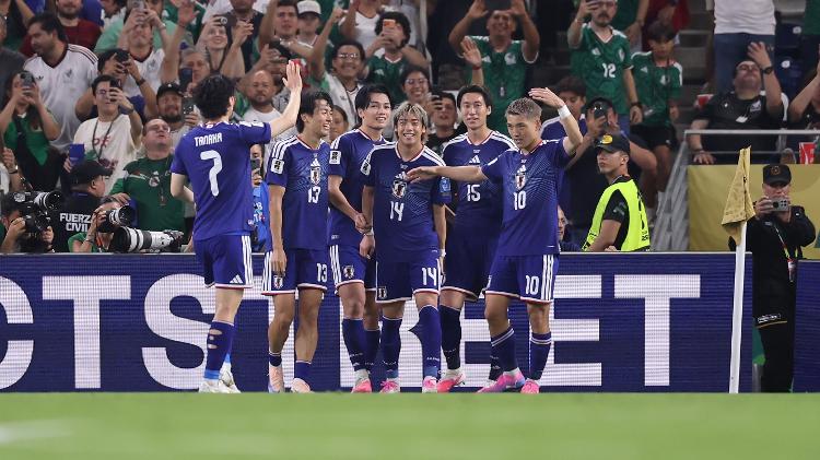 jogadores-do-japao-comemoram-gol-contra-a-tunisia-na-copa-do-mundo-1782018453484_v2_750x421 Japão goleia Tunísia e se posiciona como adversário do Brasil no mata-mata da Copa