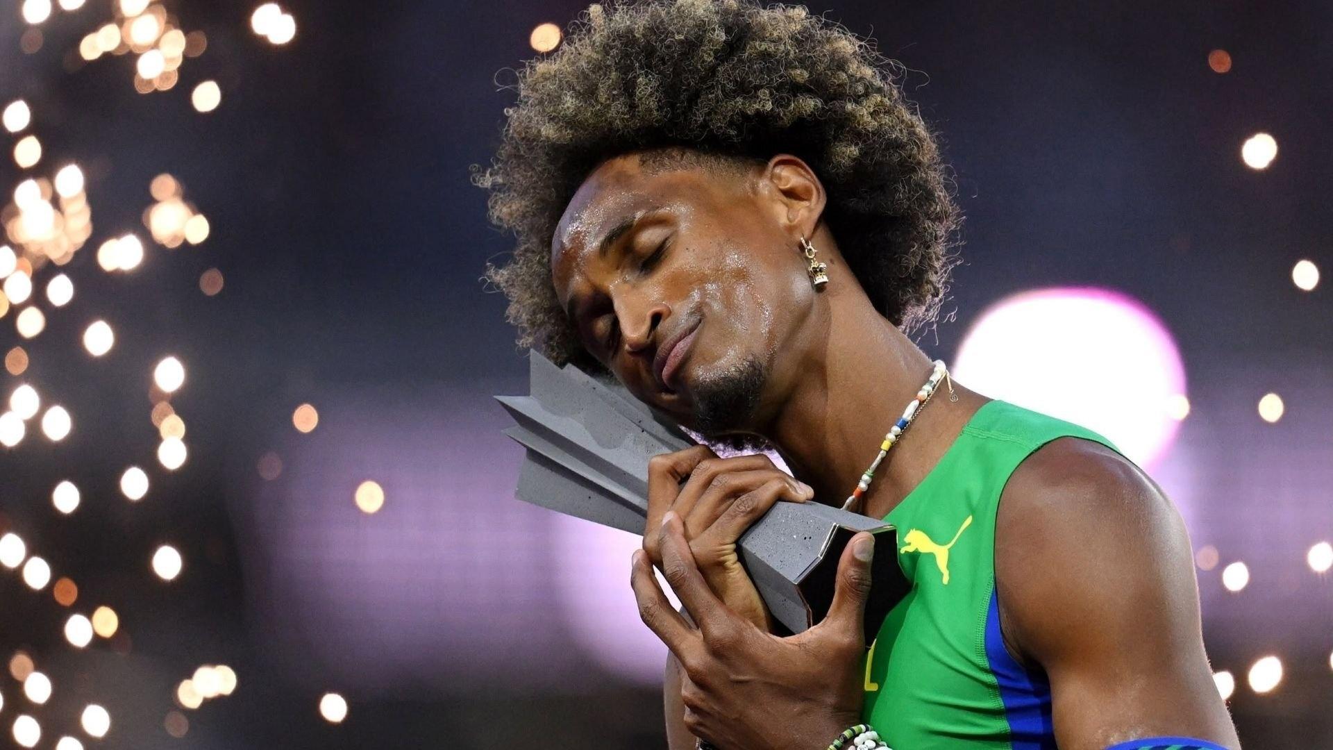 Piu posa com o troféu do Mundial Ultimate de Atletismo - undefined