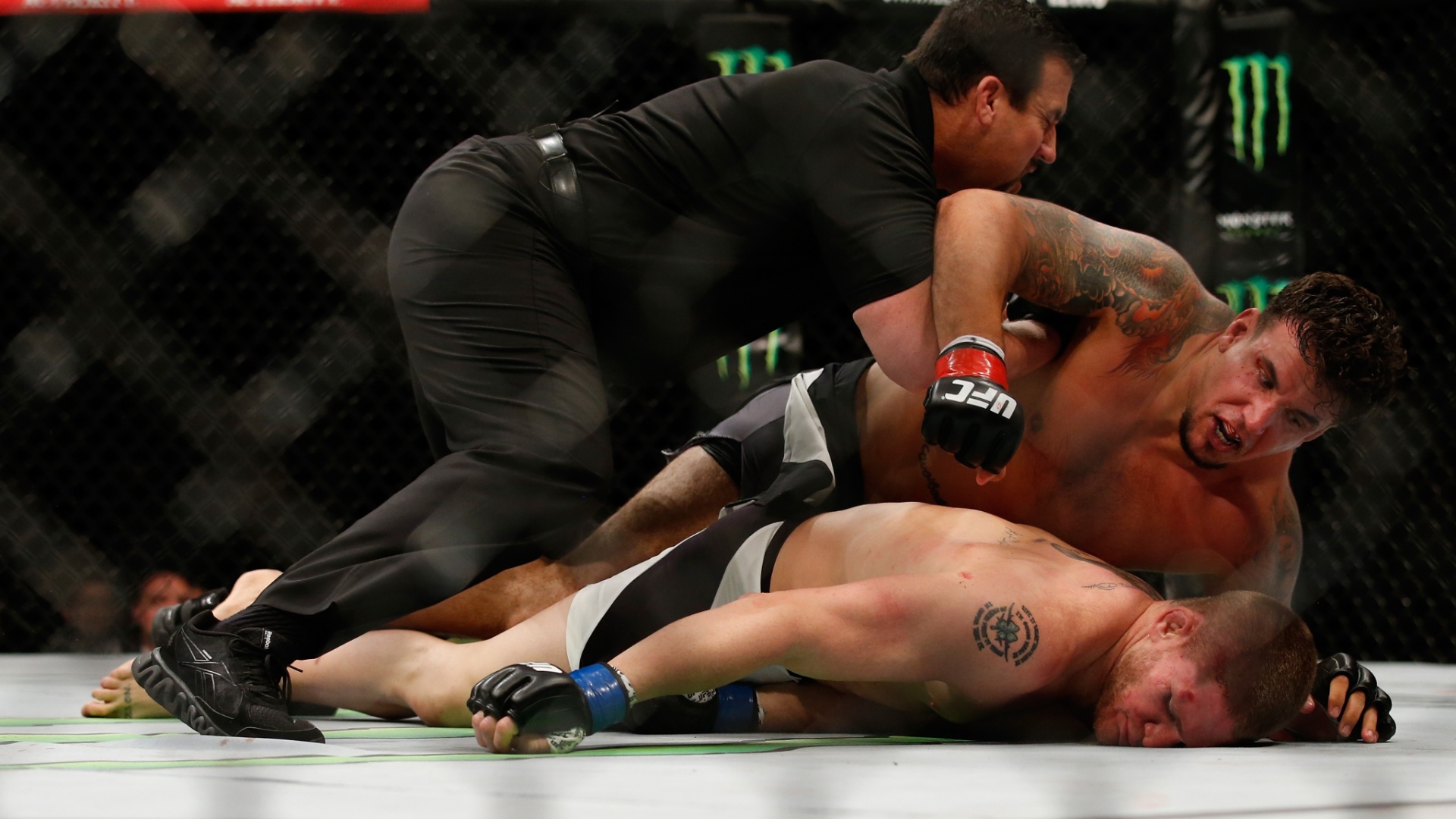 16.jul.2015 - Frank Mir castiga Todd Duffe e nocauteia peso pesado em 1min13s no UFC realizado em San Diego