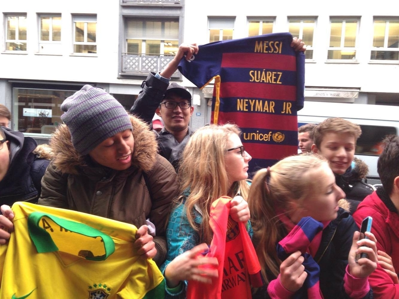 11.jan.2016 - Em Zurique, fãs já se concentram antes da cerimônia de premiação da Bola de Ouro - João Henrique Marques/UOL