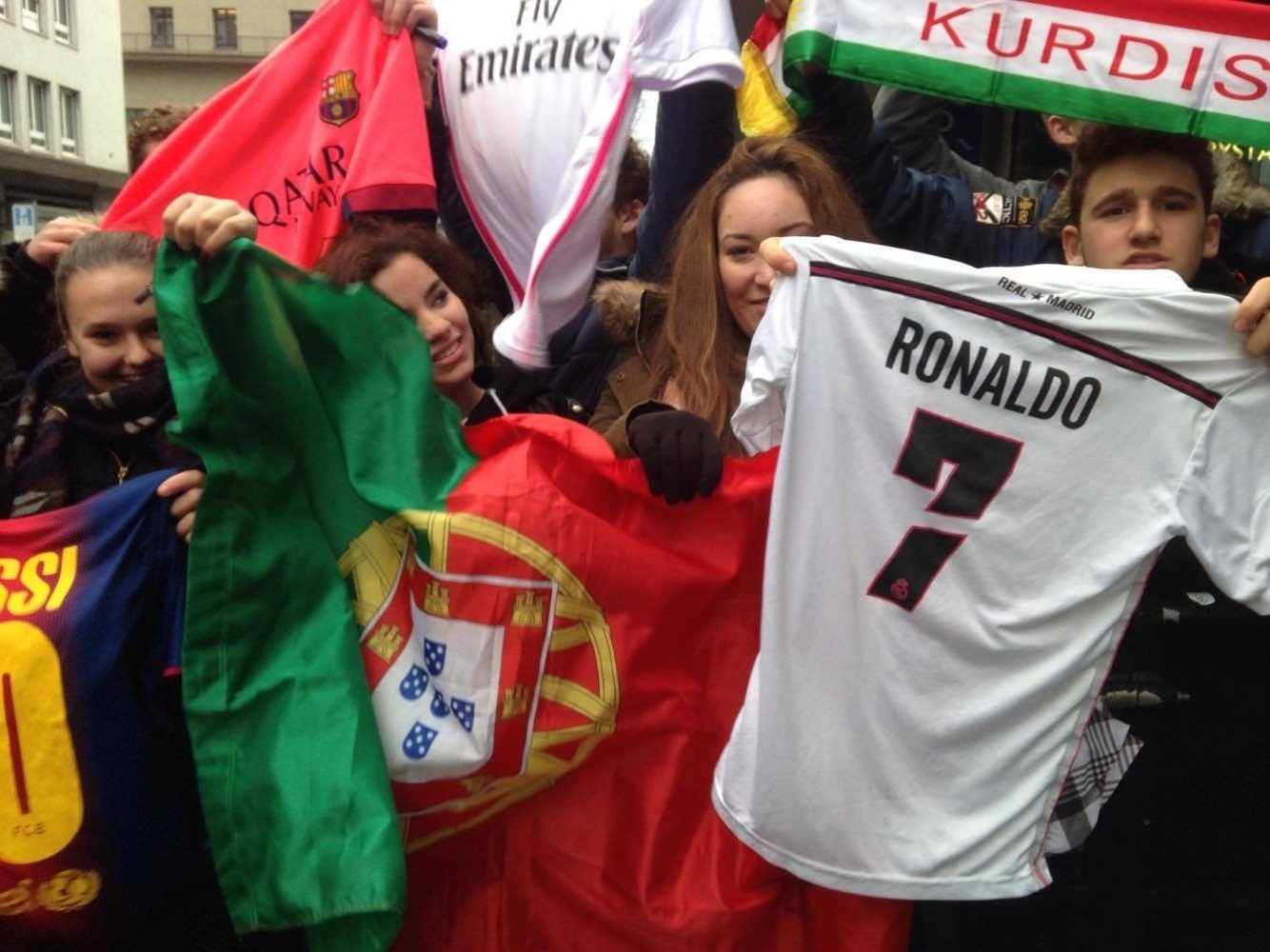 11.jan.2016 - Fãs de Cristiano Ronaldo se aglomeram em Zurique antes da cerimônia de entrega da Bola de Ouro - João Henrique Marques/UOL