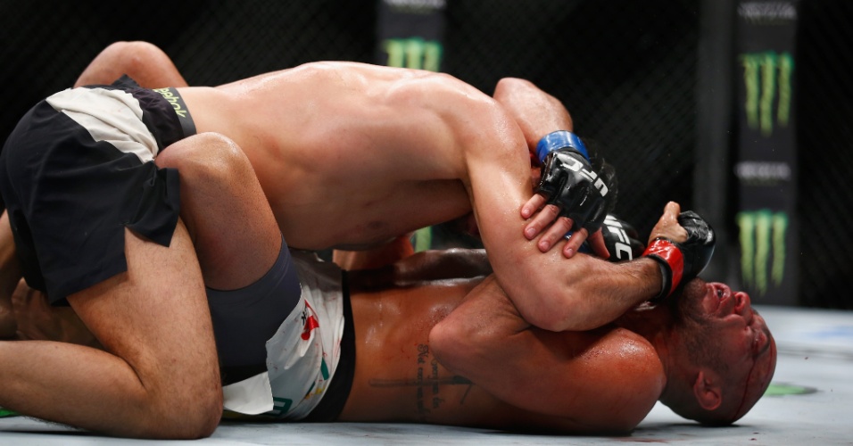 Gegard Mousasi (topo) castiga o brasileiro Thales Leites no ground and pound, em luta neste sábado (27), no UFC em Londres