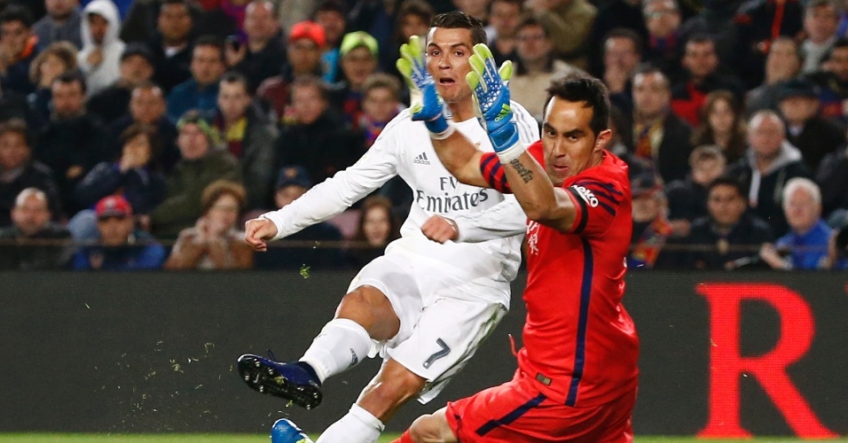 Detalhe do momento em que Cristiano Ronaldo chuta e supera o goleiro Claudio Bravo para dar a vitória ao Real Madrid no clássico espanhol