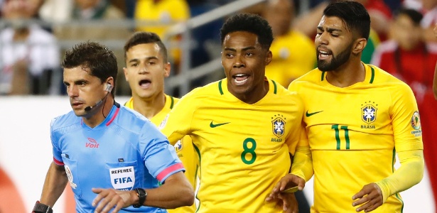 Elias e Gabigol reclamam - Winslow Townson/USA Today Sports - Winslow Townson/USA Today Sports