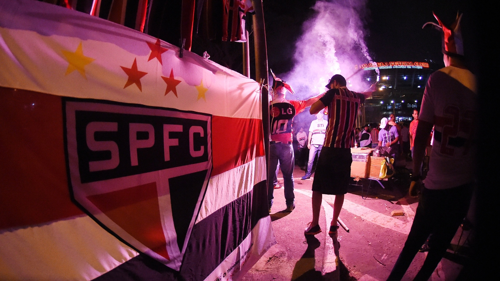 Torcida do São Paulo faz festa no entorno do Morumbi cerca de 3 horas antes do início da semifinal, contra o Atlético Nacional-COL - Ricardo Matsukawa / UOL
