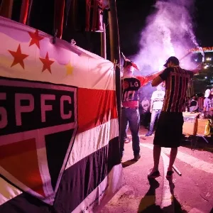 Torcida do São Paulo faz festa no entorno do Morumbi cerca de 3 horas antes do início da semifinal, contra o Atlético Nacional-COL - Ricardo Matsukawa / UOL