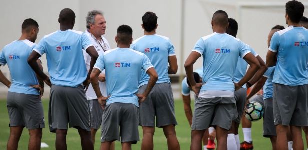 Abel orienta jogadores do Flu durante treino: tempo para correções - Lucas Merçon/Fluminense