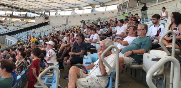 Torcedores do Vasco em meio à torcida do Fluminense no Maracanã - Bruno Braz/UOL - Bruno Braz/UOL