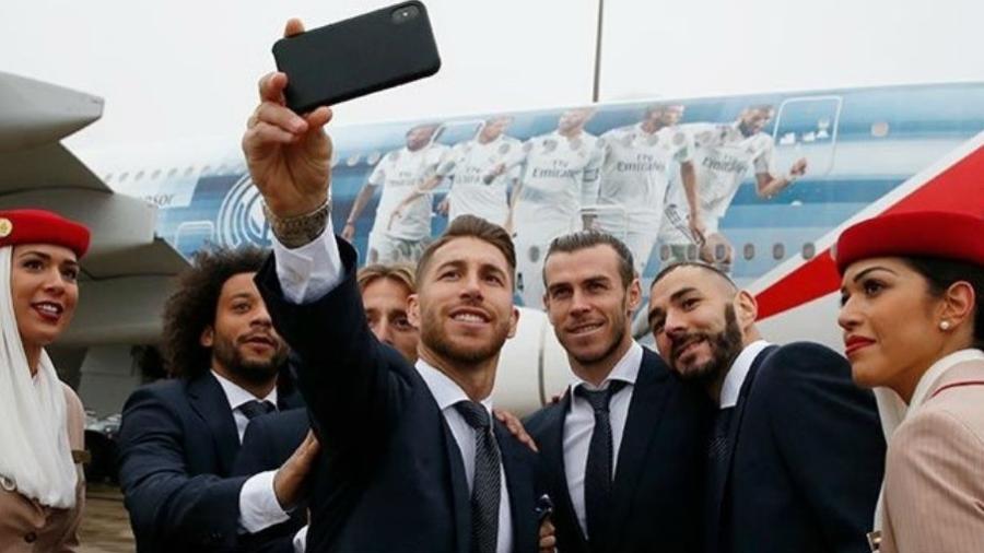 Jogadores do Real Madrid posam para foto ao lado de avião - Divulgação/Real Madrid