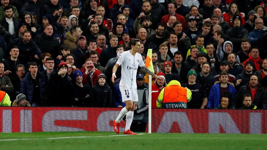 Angel di María escapa de garrafada no jogo Manchester United x PSG, em 2019 - Phil Noble/Reuters
