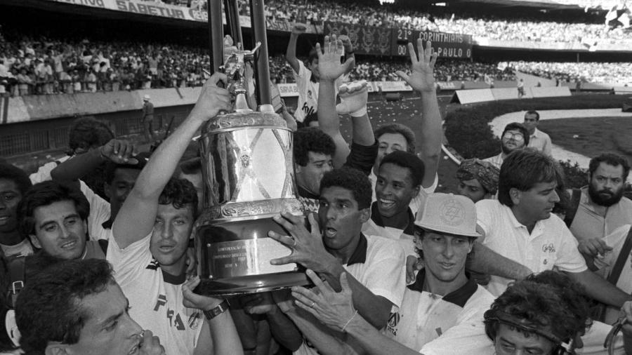 Jogadores do Corinthians, entre eles Neto, comemoram título brasileiro de 1990 - Jorge Araújo/Folha Imagem