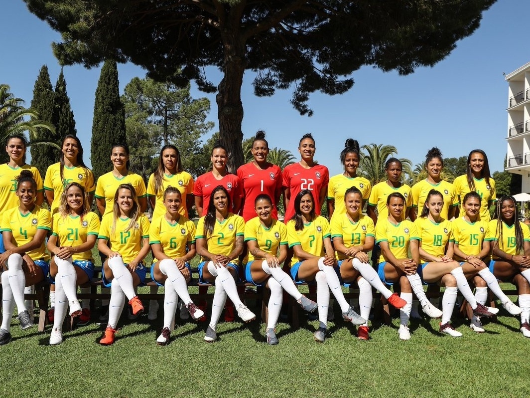 Futebol feminino ainda é predominantemente amador no Brasil