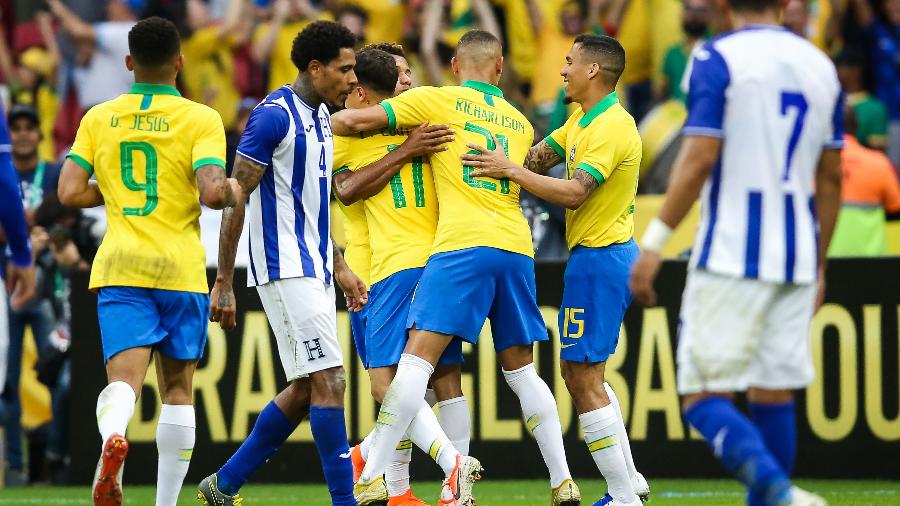 Jogadores da seleção brasileira comemoram um dos gols sobre Honduras no Beira-Rio - Pedro H. Tesch/AGIF