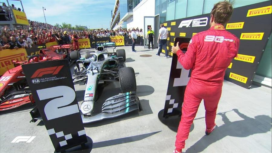 Alemão da Ferrari deu a placa de 2º lugar à Mercedes de Lewis Hamilton e levou a de 1º lugar ao local onde estaria seu carro - @F1/Twitter