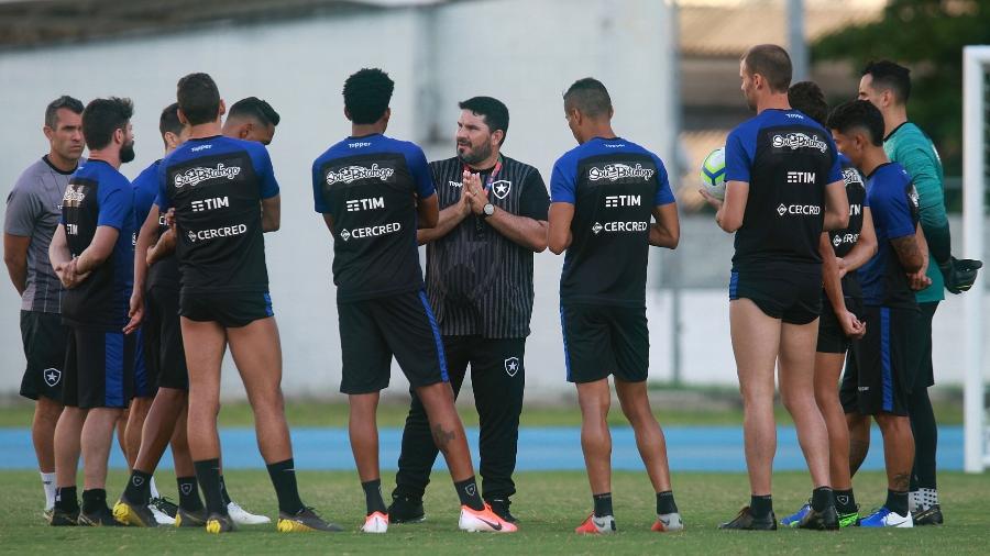 Jogadores do Botafogo recebem instruções do técnico Eduardo Barroca - VITOR SILVA/SSPRESS/BOTAFOGO