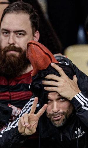 Diego se infiltrou no meio da torcida do Flamengo com máscara de urubu