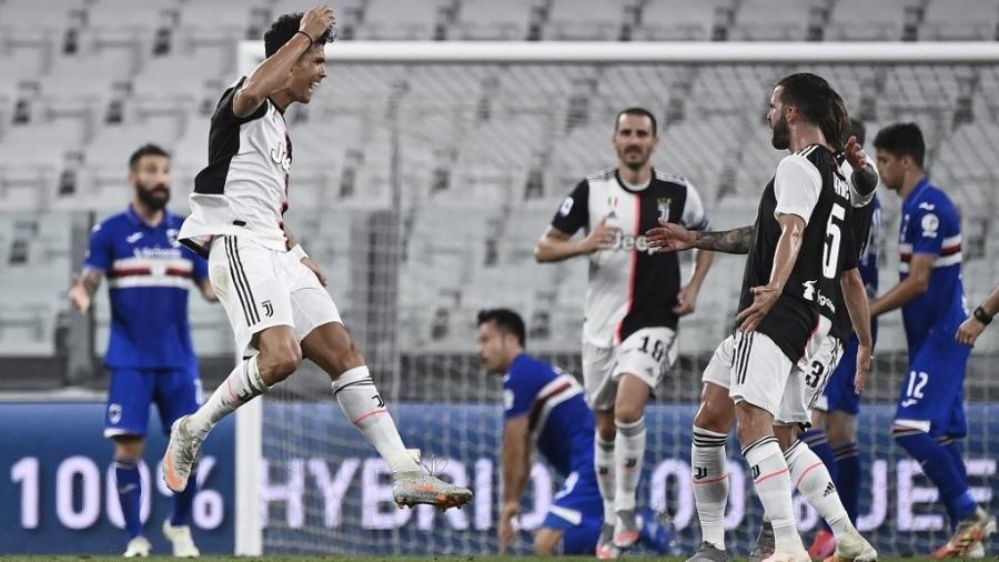 Cristiano Ronaldo comemora gol marcado pela Juventus diante da Sampdoria no Campeonato Italiano - Marco Bertorello/AFP