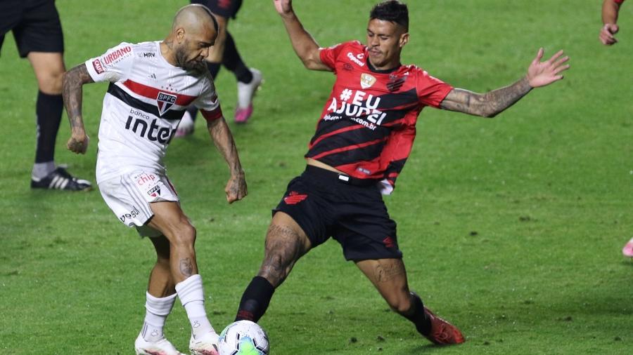 Daniel Alves em ação pelo São Paulo contra o Athletico-PR, pelo Brasileirão, no Morumbi - Rubens Chiri/São Paulo