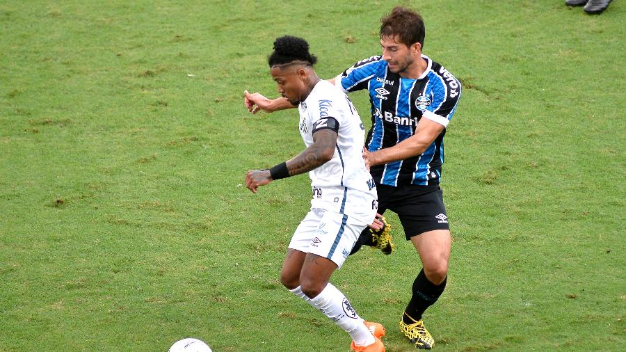 Marinho e Lucas Silva disputam a bola durante partida entre Santos e Grêmio - Bruno Ulivieri/Bruno Ulivieri/AGIF