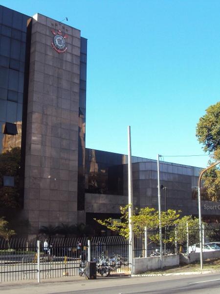 Espaço na frente do Parque São Jorge é utilizado pelo Corinthians como estacionamento privado - Divulgação