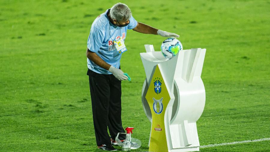 Profissional higieniza bola antes de jogo do Brasileirão 2020 - Diogo Reis/AGIF