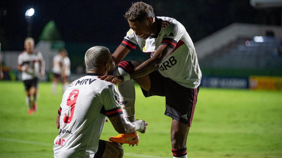 Gabigol e Bruno Henrique festejam gol do Flamengo contra o Goiás. Dupla na mira do STJD - Alexandre Vidal/Flamengo