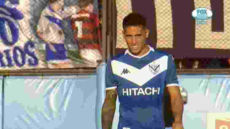 Jogo do Vélez teve bandeira com soco em Edmundo ao fundo - Reprodução TV - Reprodução TV