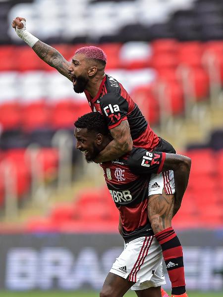 Gabigol e Gerson comemoram segundo gol do Flamengo diante do Inter - Thiago Ribeiro/AGIF