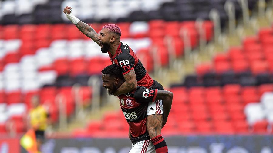 Gabigol e Gérson comemoram segundo gol do Flamengo diante do Inter, jogo que colocou o time na liderança na 37ª rodada - Thiago Ribeiro/AGIF