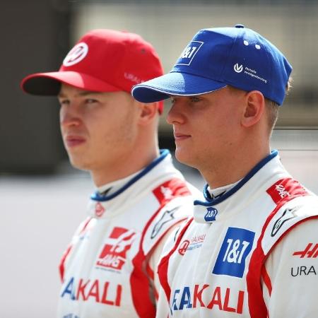 Mick Schumacher e Nikita Mazepin durante sessão de fotos na pré-temporada da Fórmula 1 em 2021 - Joe Portlock/Getty Images