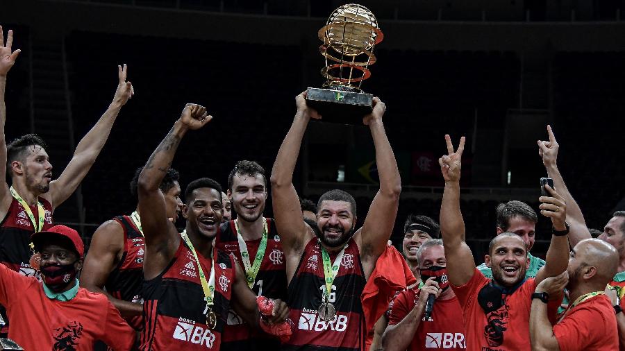 Jogadores do Flamengo comemoram o título do NBB após vitória sobre o São Paulo - Thiago Ribeiro/AGIF