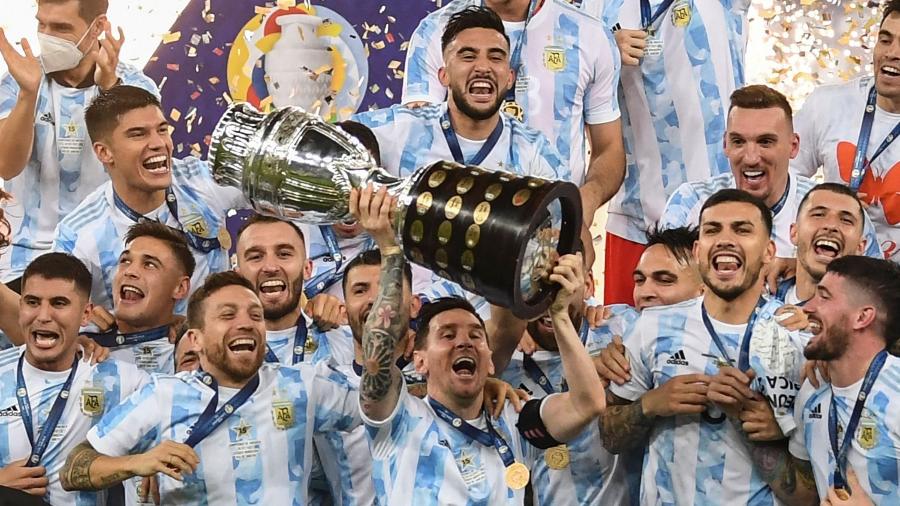 Lionel Messi, capitão da Argentina, levanta a taça da Copa América no Maracanã - Carl de Souza/AFP