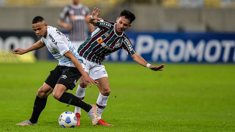 Gabriel Teixeira, do Fluminense, disputa bola com Vanderson, do Grêmio, no Maracanã, em jogo pelo Brasileiro - Thiago Ribeiro/AGIF - Thiago Ribeiro/AGIF