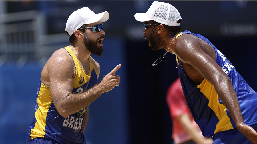Evandro e Bruno Schmidt comemoram ponto no vôlei de praia nas Olimpíadas  - REUTERS/John Sibley