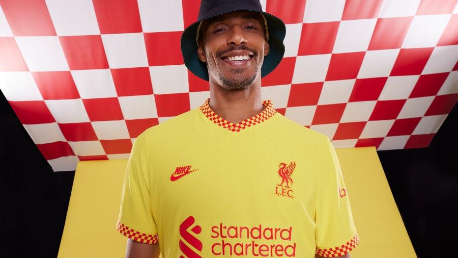 Joel Matip posa com a nova terceira camisa do Liverpool - Reprodução/Twitter: @LFCRetail