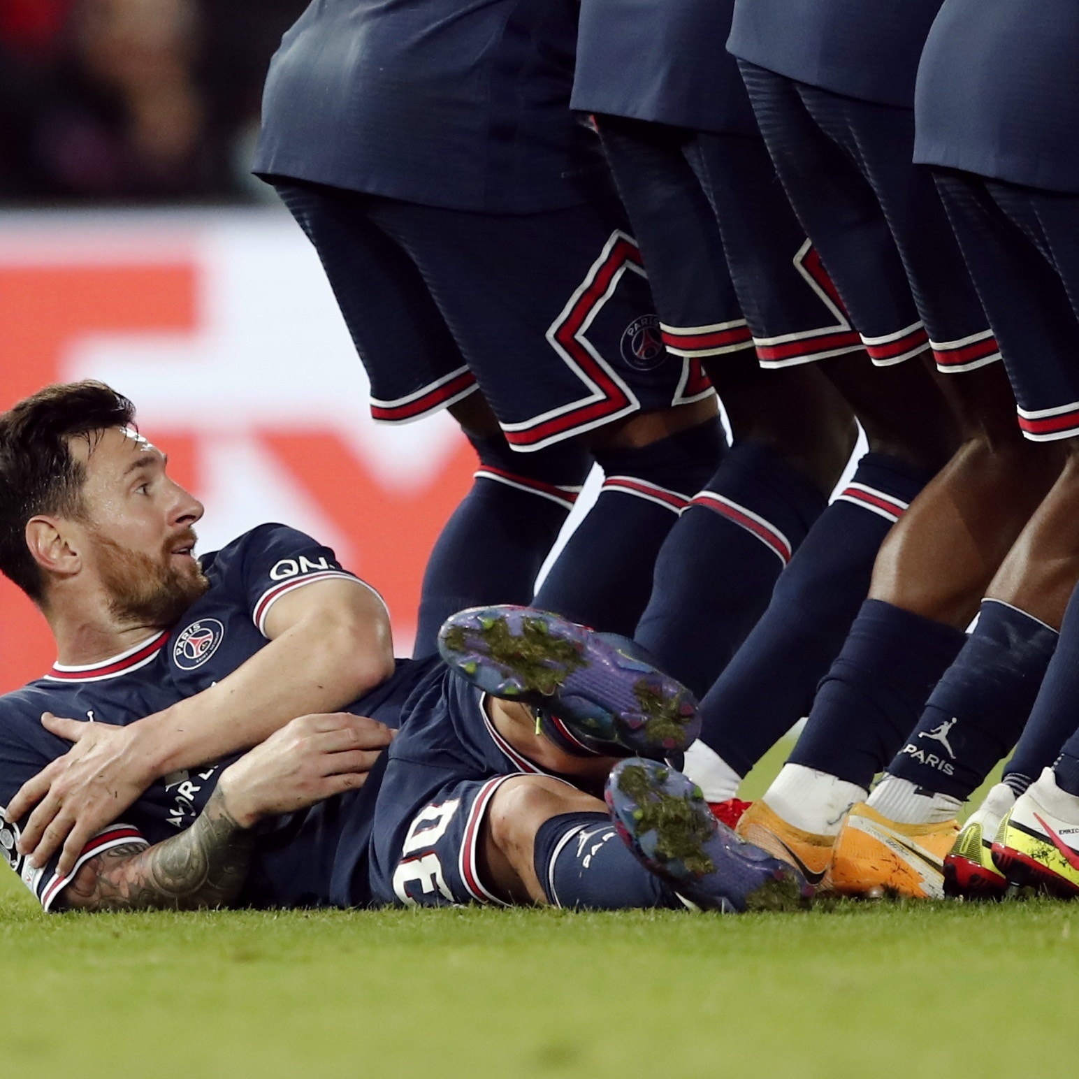 Messi leva torcedores à loucura com golaço de falta no final do jogo