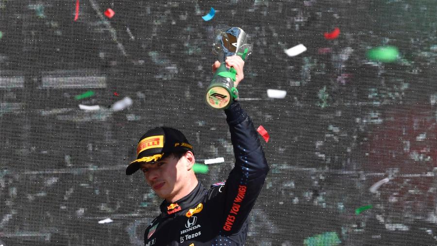 Max Verstappen comemora a conquista do GP da Cidade do México que aumentou sua vantagem na temporada - Alfredo Estrella/AFP