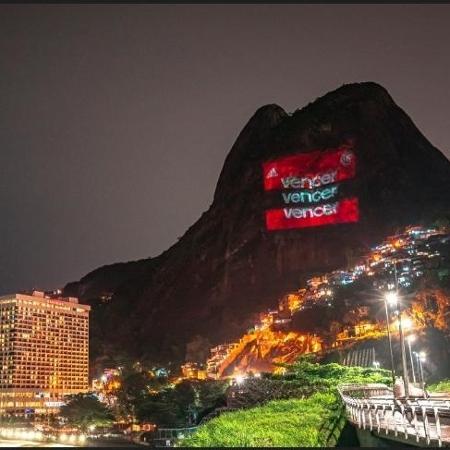 Adidas fez uma projeção com um trecho do hino do Flamengo no Morro Dois Irmãos - Ayrton Prata/Adidas