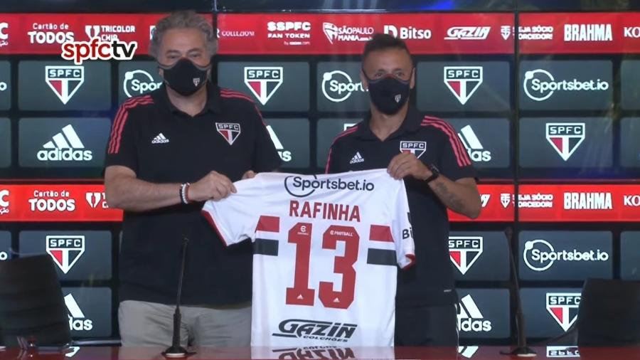 Julio Casares e Rafinha seguram a camisa do novo reforço do São Paulo - Reprodução/SPFCTV