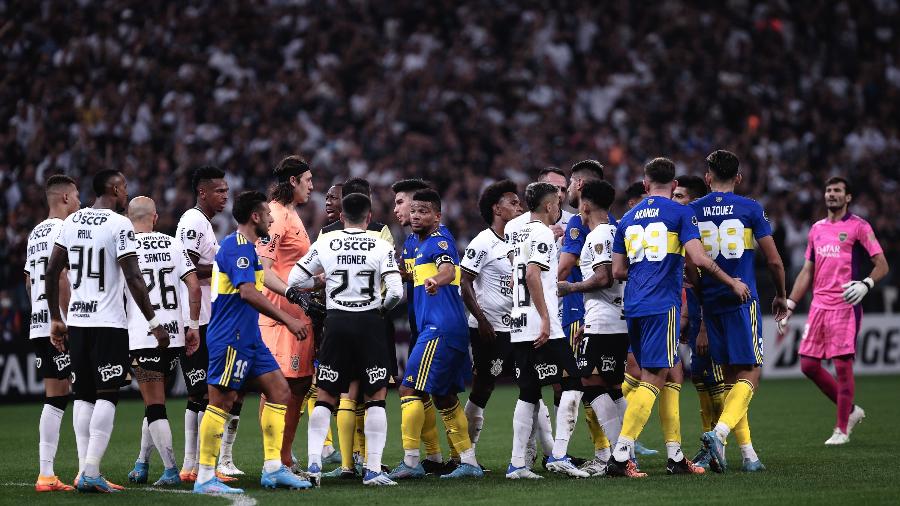 Jogadores do Corinthians discutem com jogadores do Boca Juniors na Neo Química Arena, pela Libertadores  - Ettore Chiereguini/AGIF
