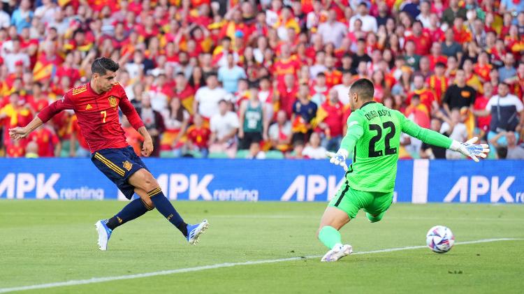Morata superó a Diogo Silva y marcó para España en el partido contra Portugal - Angel Martinez - UEFA / UEFA via Getty Images - Angel Martinez - UEFA / UEFA via Getty Images